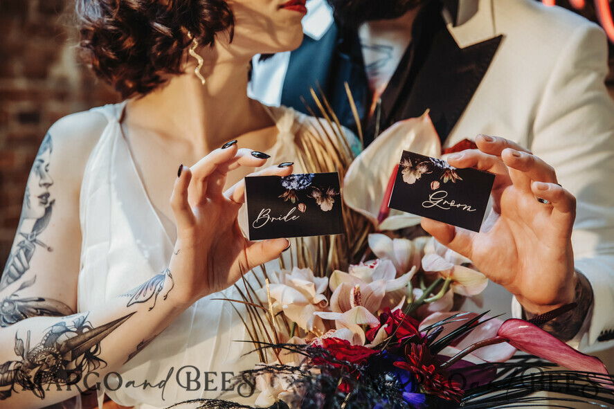 Black Floral Place Cards With Romantic Fowers, Luxury Place Card, Boho Wedding Place Cards, Name Tags, Elegant Wedding Table Decor, Botanical Wedding Name Tags