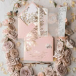 Luxury Plexi Acrylic Wedding Invitations: Elegant Blush Pink Cards with Glamour Gold Foil – Bespoke White Vellum Invitation Suite