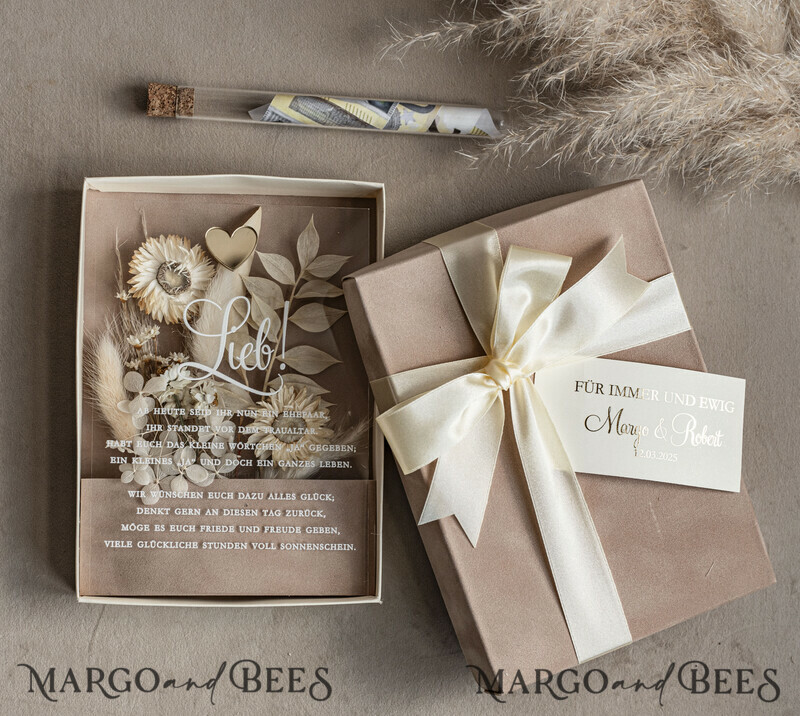 Die Geldkassette. Personalisiertes Hochzeitsgeschenk mit einem Strauß getrockneter Blumen. Ein Geschenk für das junge Paar als Erinnerung. Erinnerungsbox als Geschenk.