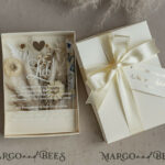 Geldgeschenk zur Hochzeit mit Strauß aus Trockenblumen personalisiert. Geschenkschachtel für Geld für das Brautpaar