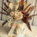 Personalisierte Box mit Trockenblumen, Geschenk für das Brautpaar in Form eines Blumenstraußes mit Platz für Geld.