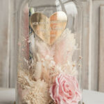 Glasglocke mit getrockneten Blumen. Das perfekte Geschenk für die Eltern am Hochzeitstag.