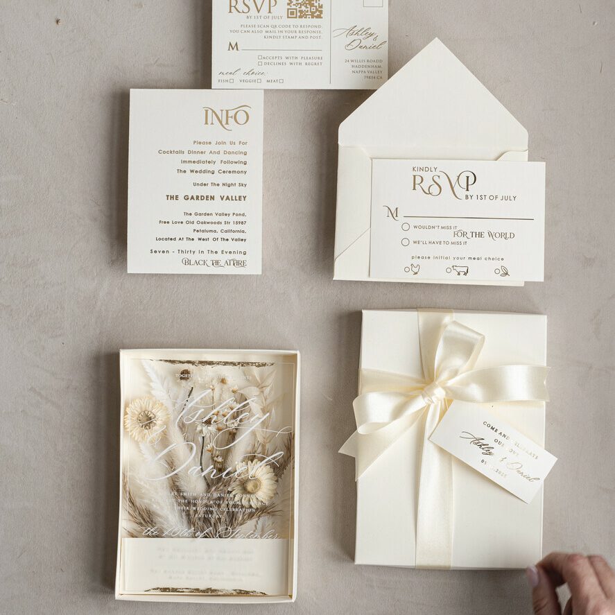 Natural Dried Flowers Wedding Invitations in velvet box, Plexi Glamour Boxed Wedding Invitation Suite Luxury, Romantic Velvet Wedding Cards, Bespoke Golden Invites