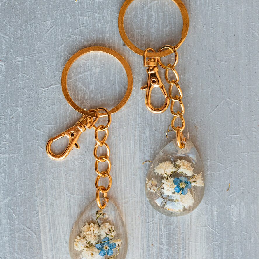 Wedding Favors For Guests in bulk Custom Resin forget me not and baby breath flower Keychain, Golden personalised Thank you gifts Teardrop Keychain with Gold-Plated Stainless Steel Hardware