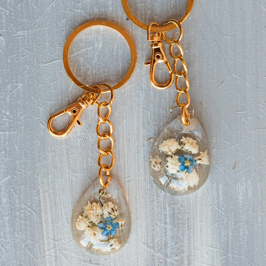 Wedding Favors For Guests in bulk Custom Resin forget me not and baby breath flower Keychain, Golden personalised Thank you gifts Teardrop Keychain with Gold-Plated Stainless Steel Hardware