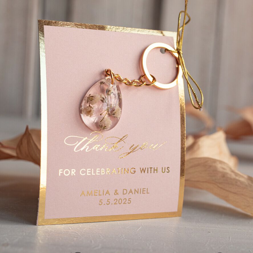 Wedding Favors For Guests in bulk Custom Resin Keychain with heart, Golden personalised Thank you gifts Teardrop Keychain with Gold-Plated Stainless Steel Hardware