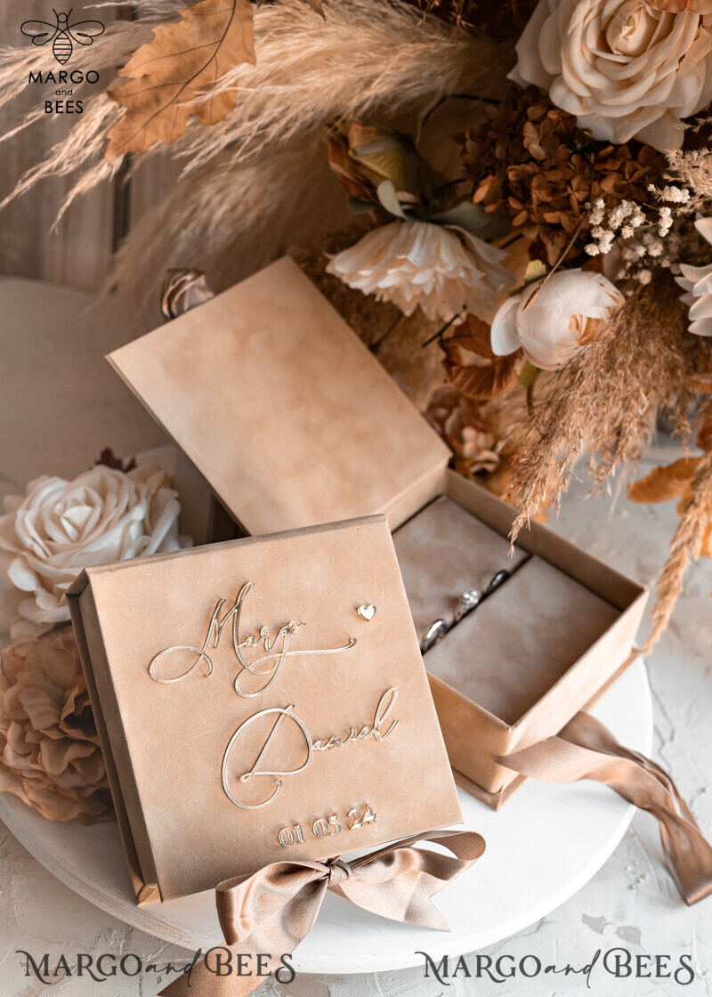 Beige Golden Velvet Wedding Ring Box: A Luxurious Choice for Your Ceremony

Nude Ring Box for Wedding Ceremony: Showcase Your Rings in Style

Add a Touch of Elegance with Boho Glam Wedding Ring Boxes for His and Hers

Luxury Velvet Ring Box Double: Customize Your Colors for a Personalized Touch-4