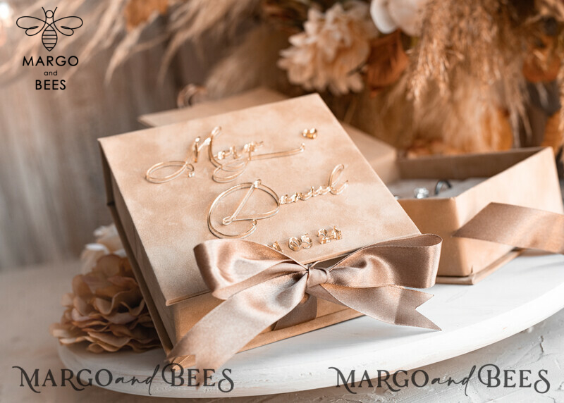Beige Golden Velvet Wedding Ring Box: A Luxurious Choice for Your Ceremony

Nude Ring Box for Wedding Ceremony: Showcase Your Rings in Style

Add a Touch of Elegance with Boho Glam Wedding Ring Boxes for His and Hers

Luxury Velvet Ring Box Double: Customize Your Colors for a Personalized Touch-9