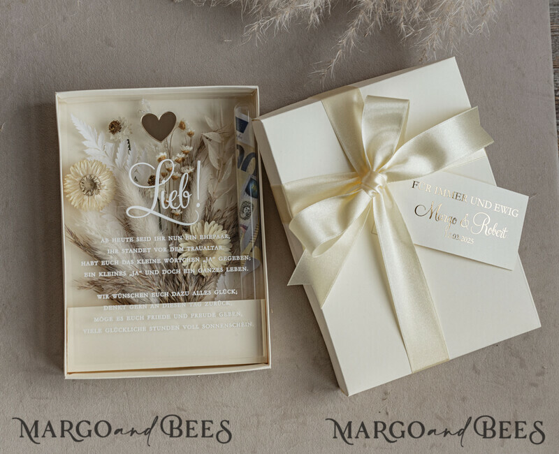  Geldgeschenk zur Hochzeit mit Strauß aus Trockenblumen personalisiert. Geschenkschachtel für Geld für das Brautpaar-0