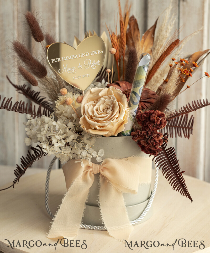 
Personalisierte Box mit Trockenblumen, Geschenk für das Brautpaar in Form eines Blumenstraußes mit Platz für Geld.-3