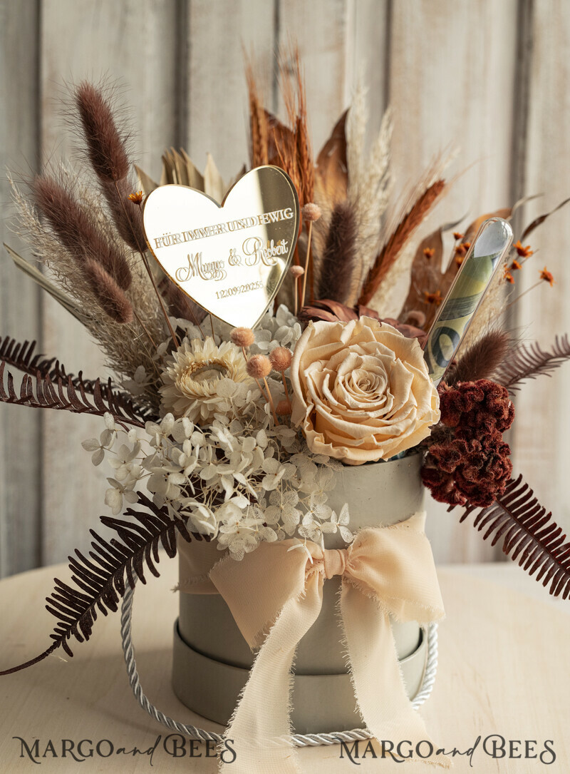 
Personalisierte Box mit Trockenblumen, Geschenk für das Brautpaar in Form eines Blumenstraußes mit Platz für Geld.-4
