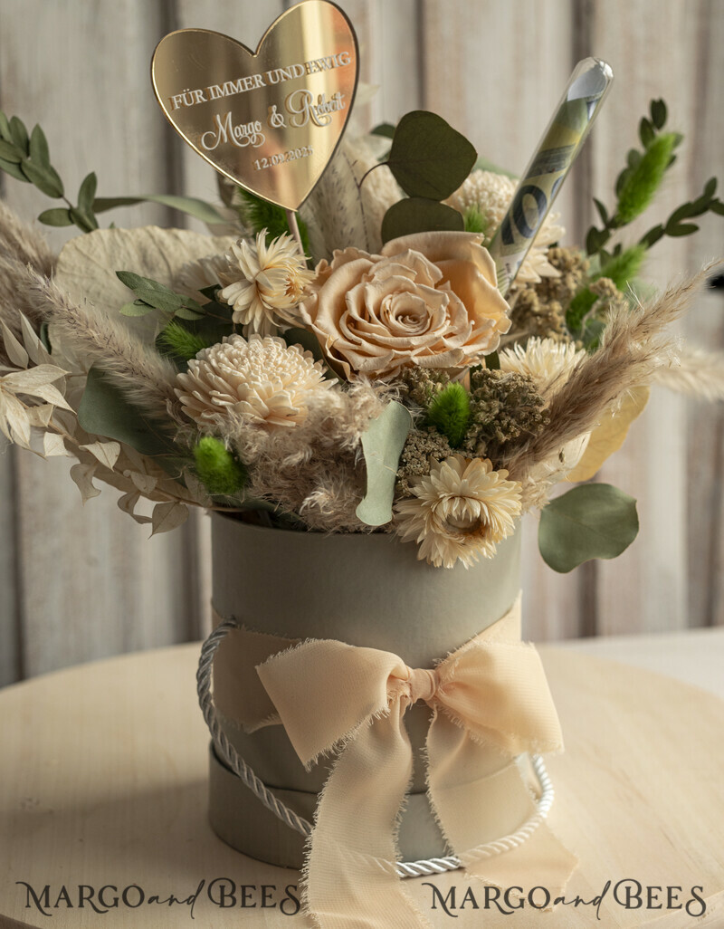 
Geschenkbox mit Blumen. Wunderschöne Blumen in einer runden Schachtel als Geschenk für das Brautpaar. Ewige Blumen in einer Flowerbox-2