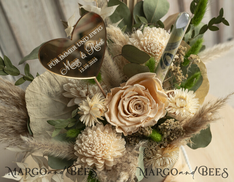 
Geschenkbox mit Blumen. Wunderschöne Blumen in einer runden Schachtel als Geschenk für das Brautpaar. Ewige Blumen in einer Flowerbox-4