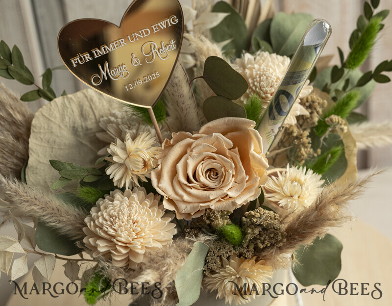 
Geschenkbox mit Blumen. Wunderschöne Blumen in einer runden Schachtel als Geschenk für das Brautpaar. Ewige Blumen in einer Flowerbox-5