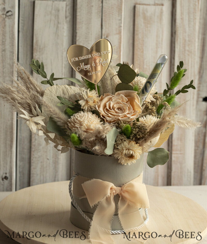 
Geschenkbox mit Blumen. Wunderschöne Blumen in einer runden Schachtel als Geschenk für das Brautpaar. Ewige Blumen in einer Flowerbox-6