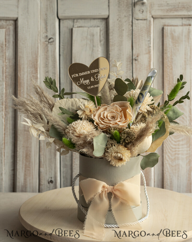 
Geschenkbox mit Blumen. Wunderschöne Blumen in einer runden Schachtel als Geschenk für das Brautpaar. Ewige Blumen in einer Flowerbox-8